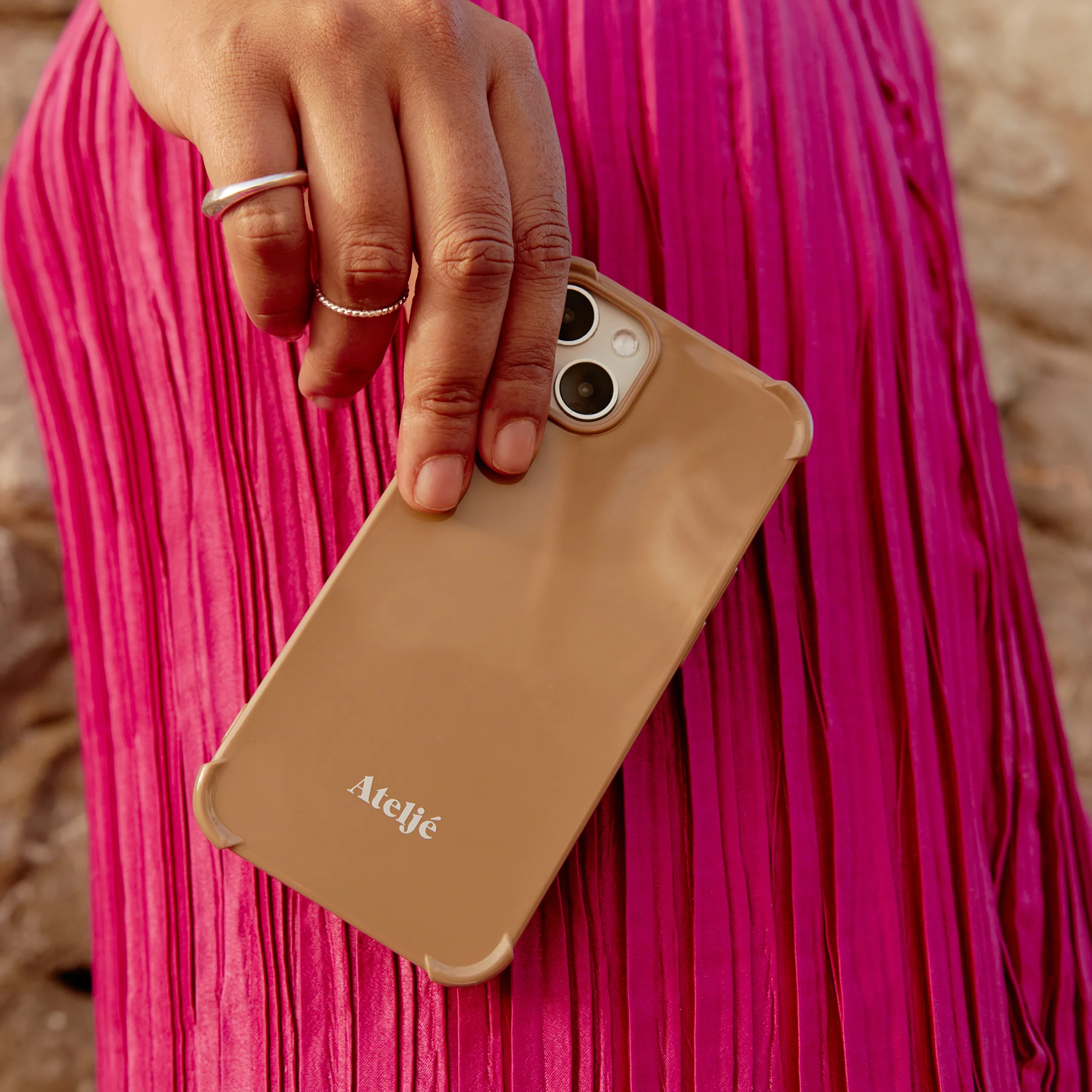 Caramel recycled iPhone case - no rings - Image 5